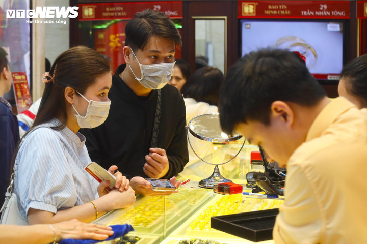 Đại diện thương hiệu Bảo Tín Minh Châu thông tin: Năm nay, doanh nghiệp này đã có sự chuẩn bị kỹ với lượng hàng tăng nhiều hơn cả về mẫu mã và số lượng. Cụ thể, tăng khoảng từ 10 - 30% số lượng tùy thuộc vào từng chủng loại vàng.