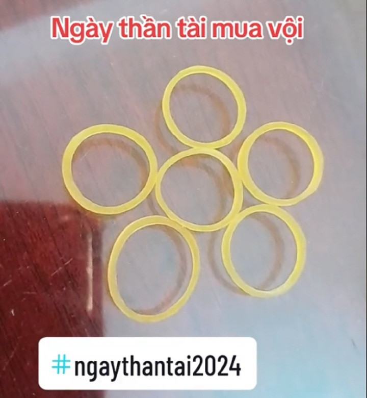 Nhiều người khoe dây chun vàng ngày vía Thần Tài. (Ảnh: Tiktok/@vpthao83.ido)