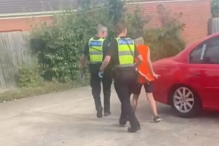 Cảnh sát bắt giữ người phụ nữ vào cuối năm 2022, sau đó phát hiện ra thi thể của anh trai bà trong ngôi nhà đầy rác thải. (Ảnh: NYP)