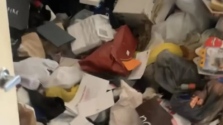 Rác thải chất cao tận trần nhà, chuột chạy khắp nơi. (Ảnh: NYP)