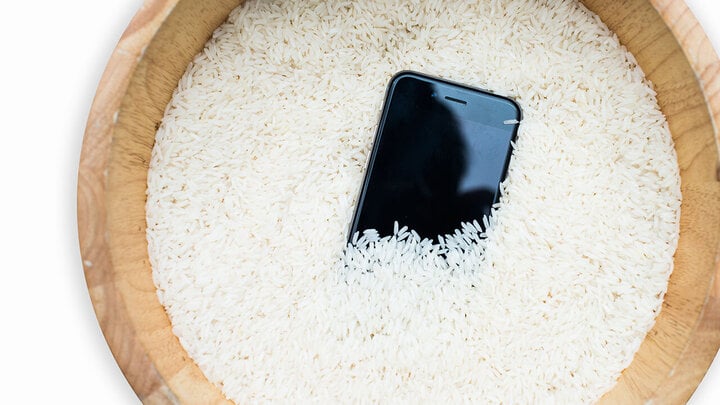 Hạt gạo có thể lọt vào cổng kết nối của điện thoại và tắc trong đó, gây khó khăn cho việc vệ sinh và xử lý.