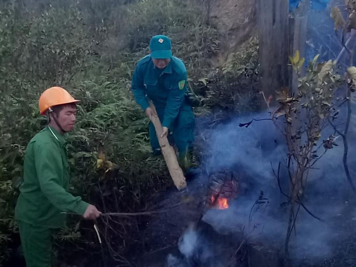 Lực lượng tham gia chữa cháy tiếp cận khu vực rừng bị cháy. (Ảnh: Đ.X.)