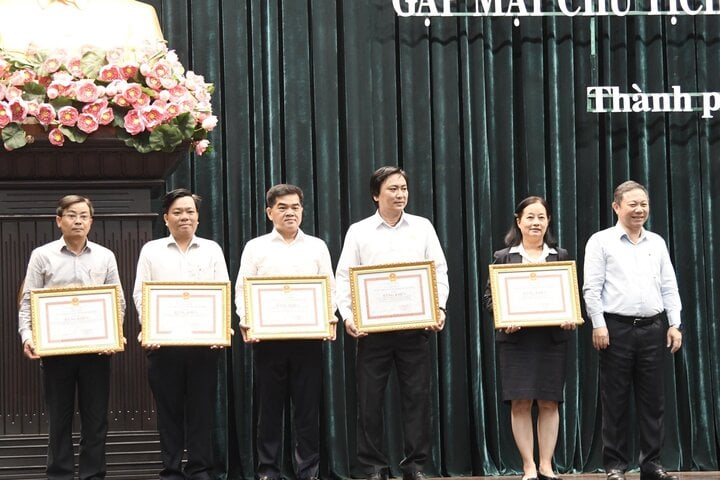 Đại diện Saigon Co.op (thứ 3 từ trái qua) nhận bằng khen của UBND TP.HCM.