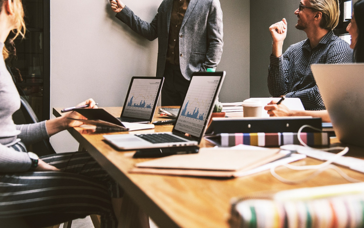 Có quá khắt khe khi áp đặt ‘chi tiêu nghèo khổ’ lên thế hệ trẻ? - 2