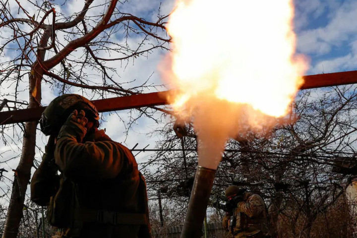 Ukraine đang đối mặt với "hỏa lực dữ dội" ở tiền tuyến. (Ảnh: Reuters)