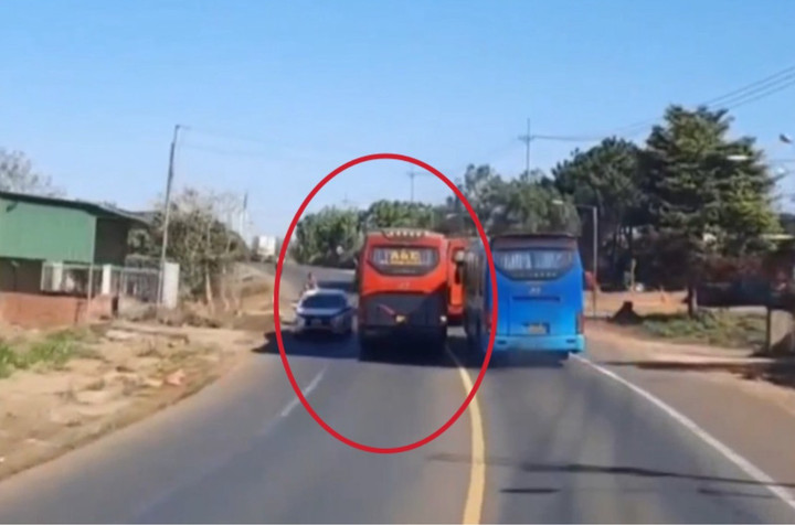 Xe khách vượt ẩu gây mất an toàn giao thông. (Ảnh cắt từ clip)