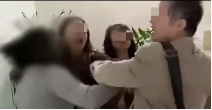 Vì nghi ngờ con không phải của mình nên ông Lý gây sự với vợ. (Ảnh minh họa: Sohu)