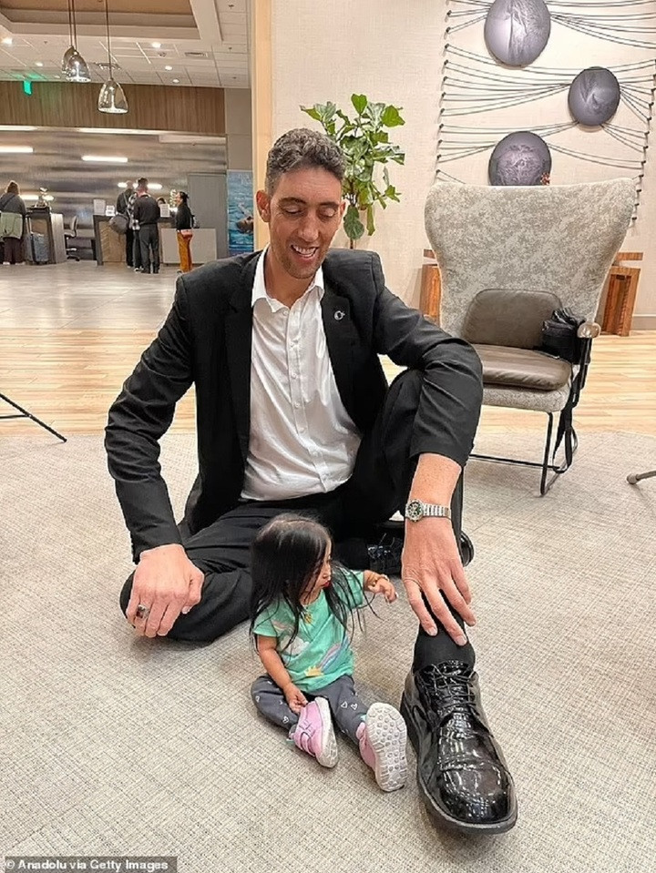 Họ ngồi trong tư thế giống nhau trên sàn. (Ảnh: Getty Images)