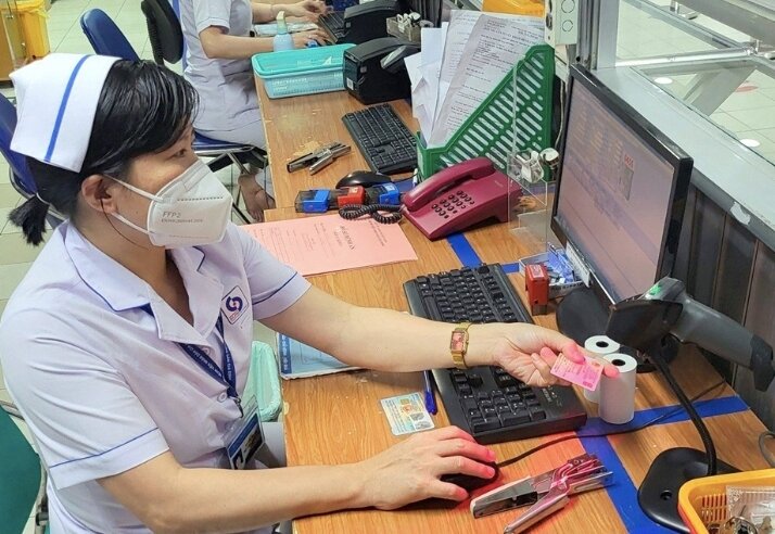 Nhân viên y tế quét thẻ Căn cước công dân gắn chip của người bệnh để giải quyết thủ tục trong khám chữa bệnh Bảo hiểm y tế. (Ảnh: Báo Lâm Đồng)