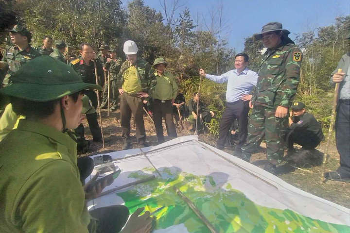 Chủ tịch UBND tỉnh Trịnh Xuân Trường chỉ đạo công tác chữa cháy rừng tại thực địa.