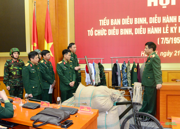 Thượng tướng Nguyễn Văn Nghĩa kiểm tra các mẫu trang phục, trang cụ phục vụ tại Lễ kỷ niệm 70 năm Chiến thắng Điện Biên Phủ.