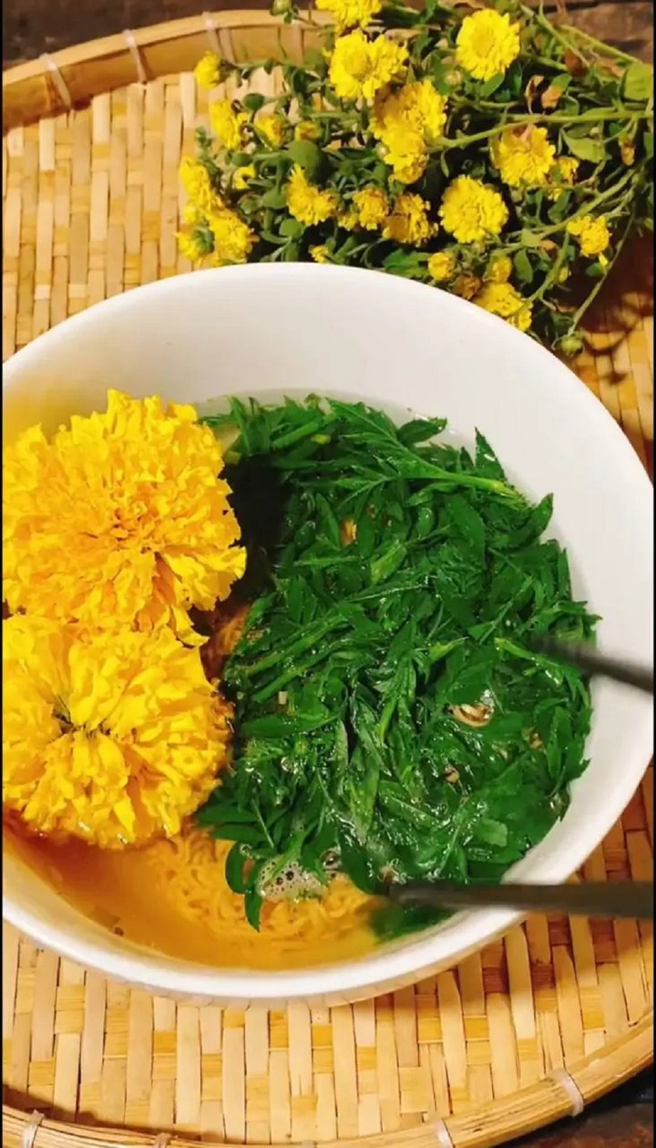 Trend ăn bông vạn thọ cùng mỳ tôm rầm rộ trên TikTok - 3