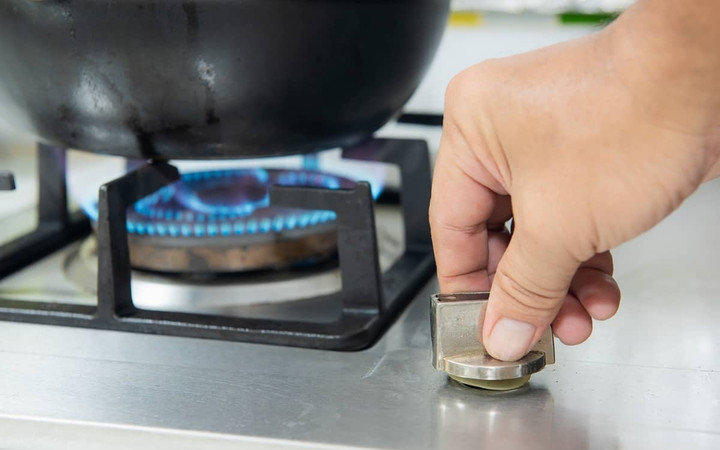 Điều chỉnh ngọn lửa phù hợp kích thước nồi là cách tiết kiệm gas hiệu quả. (Ảnh: GenK)