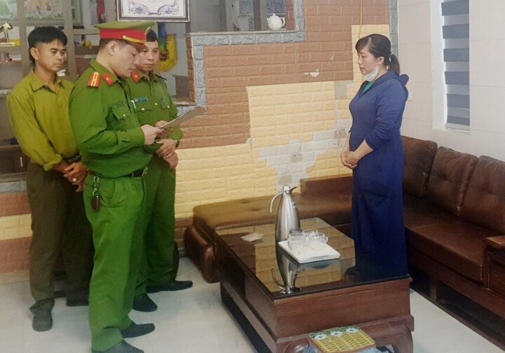 Cơ quan chức năng tống đạt quyết định khởi tố Phùng Hà Trang . (Ảnh: Công an Hà Tĩnh)