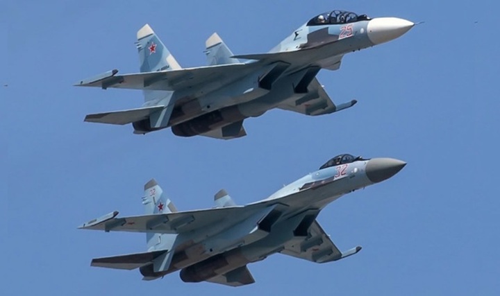 Máy bay chiến đấu Su-30SM của Không quân Nga (trên cùng) và Su-35.jpeg