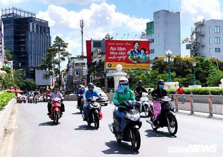 Thời tiết TP.HCM ngày 21/2 nắng nóng gay gắt, nhiệt độ cao nhất 36 độ C. (Ảnh minh họa: Tuệ Lâm)