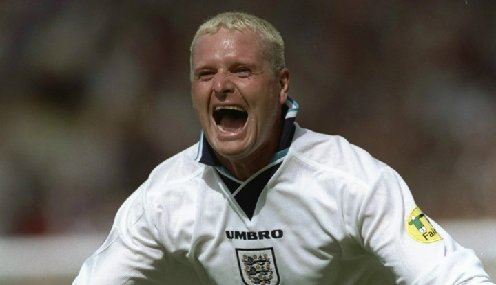 Paul Gascoigne bị tố phóng uế trong nhà tắm chung.