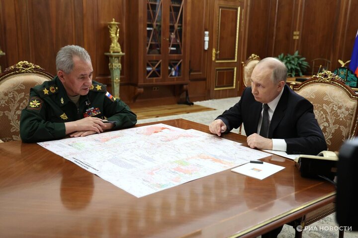 Tổng thống Nga Vladimir Putin trong cuộc họp với Bộ trưởng Quốc phòng Nga, Đại tướng Sergei Shoigu về tình hình chiến sự ở Ukraine hôm 20/2. (Ảnh: RIA Novosti)