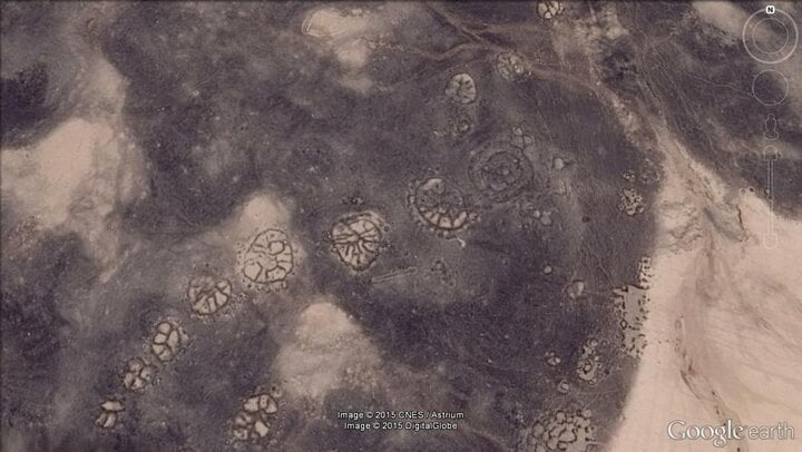 Google Earth đã phát hiện ra dải cấu trúc hình học nan hoa có thể có niên đại khoảng 8.500 năm, nằm rải rác trên Ốc đảo Azraq của Jordan theo hướng đông nam-tây bắc. Chúng có thể thẳng hàng với Mặt trời mọc vào ngày đông chí. (Ảnh: Google Earth)