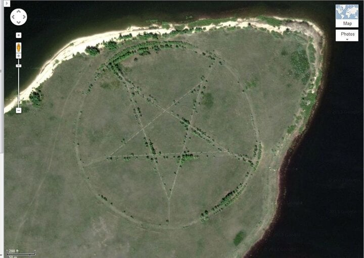Trên thảo nguyên lộng gió ở Trung Á, ở một góc biệt lập của Kazakhstan, có một ngôi sao năm cánh lớn đường kính khoảng 366m, được bao quanh bởi một vòng tròn. Nhiều người cho rằng, nó có liên quan tới với việc thờ cúng ma quỷ, các giáo phái tôn giáo bất chính. Nhưng thực tế, hóa ra nó là đường viền của một công viên được tạo thành dưới dạng một ngôi sao; ngôi sao được đánh dấu bằng những con đường có hàng cây rợp bóng. (Ảnh: Google Earth)