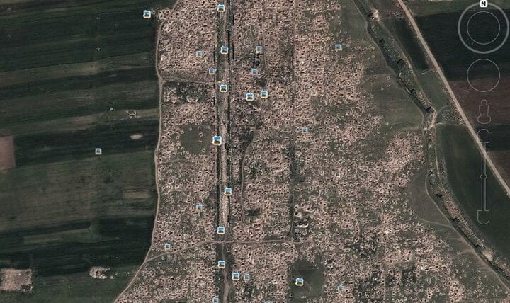 Vào năm 2013, cuộc nội chiến ở Syria đã gây nguy hiểm cho hàng trăm địa điểm khảo cổ, bao gồm cả 6 di sản thế giới được UNESCO công nhận tại quốc gia này. Google Earth đã cho thấy phần lớn sự tàn phá này, trong ảnh toàn bộ thành phố La Mã cổ đại đã bị thủng lỗ nhiều chỗ, kể từ khi bắt đầu cuộc nội chiến. (Ảnh: Google Earth)