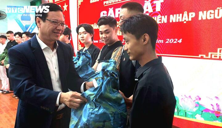 Lãnh đạo phường Tam Thuận trao quân trang cho anh em Hiền Nhơn và thanh niên trúng tuyển nghĩa vụ quân sự.