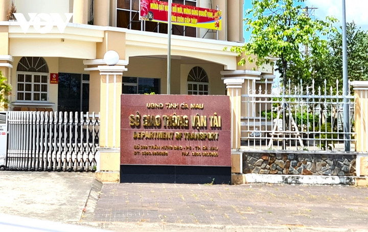 Phó Chánh Thanh tra Sở Giao thông Vận tải Cà Mau bị kỷ luật vì dùng bằng THPT không hợp pháp.