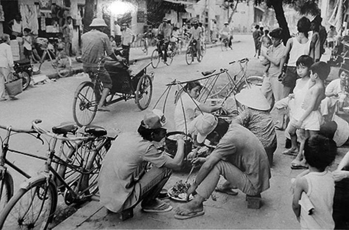 Một gánh hàng rong vỉa hè trông như bán bún đậu mắm tôm. (Ảnh: Eva Lindskog)
