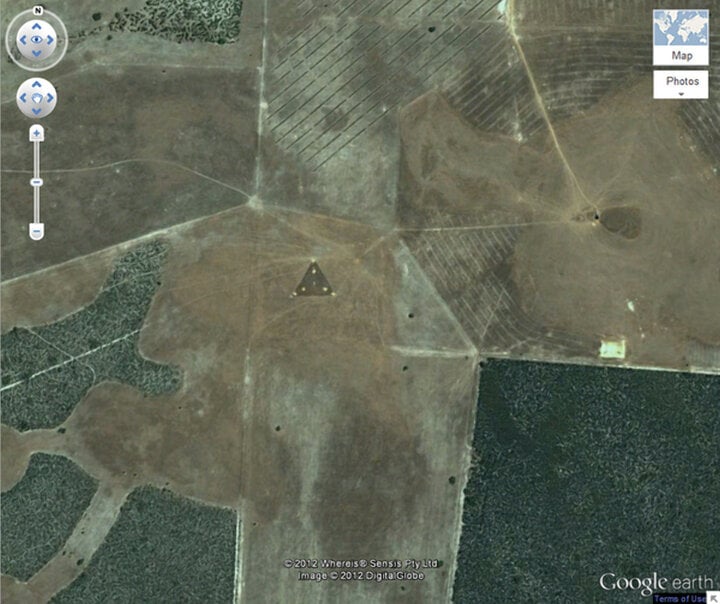 Ở Australia, tại tọa độ 30°30'38.44"S 115°22'56.03"E, một hình tam giác kỳ lạ với những đốm sáng rực rỡ xuất hiện giữa cánh đồng. Khi được phát hiện lần đầu tiên vào năm 2007, các nhà nghiên cứu UFO đã nhanh chóng gọi nó là " UFO tam giác”. Nhưng số khác cho biết, đây là một công trình ăng-ten liên kết với một trang trại gió được điều khiển từ xa gần đó. (Ảnh: Google Earth)