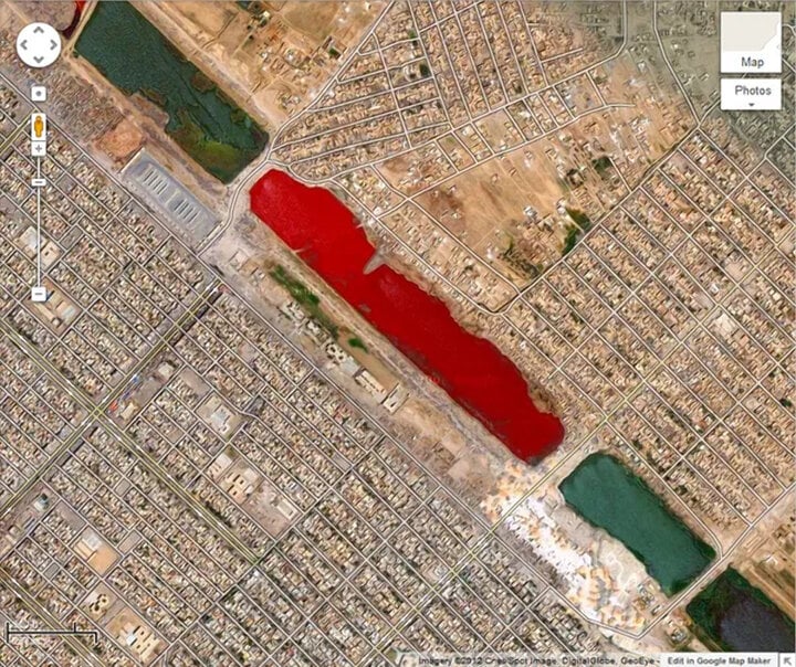 Bên ngoài thành phố Sadr ở Iraq, tại tọa độ 33,396157° N, 44,486926° E , có một hồ nước màu đỏ như máu. Hiện vẫn chưa có lời giải thích chính thức nào về màu sắc của vùng nước kỳ lạ này. (Ảnh: Google Earth)