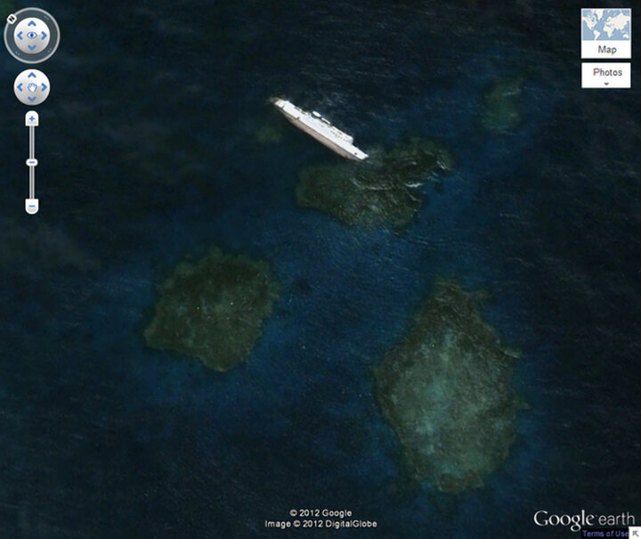 SS Jassim, một chiếc phà chở hàng của Bolivia bị mắc cạn ở Rạn san hô Wingate ngoài khơi Sudan vào năm 2003. Với chiều dài 81 mét, nó là bằng chứng của một trong những vụ đắm tàu ​​​​lớn nhất có thể nhìn thấy trên Google Earth, tọa lạc tại tọa độ số 19 38'45,99"N 37 17'42,17E , mặc dù hiện tại nó đã chìm gần như hoàn toàn. (Ảnh: Google Earth)
