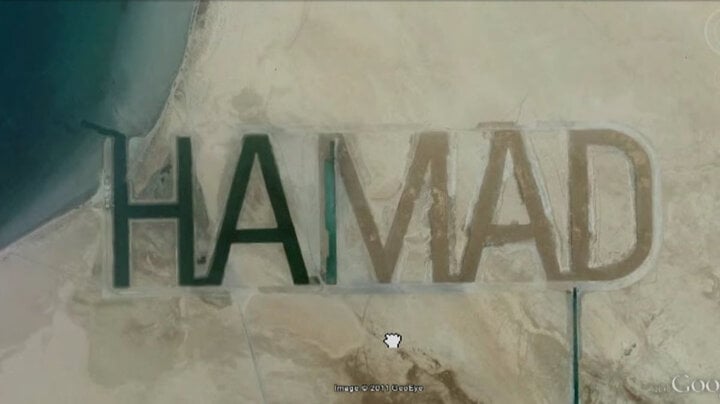 Hamad bin Hamdan al Nahyan, tỷ phú Sheikh và là thành viên của gia đình cầm quyền ở Abu Dhabi, đã khắc tên mình trên bề mặt cát của đảo al Futaisi, hòn đảo mà ông sở hữu ở Vịnh Ba Tư. Với chiều cao gần 1km, và tổng chiều dài quần thể là hơn 3km, các chữ cái HAMAD có thể là chữ cái lớn nhất thế giới. (Ảnh: Google Earth)