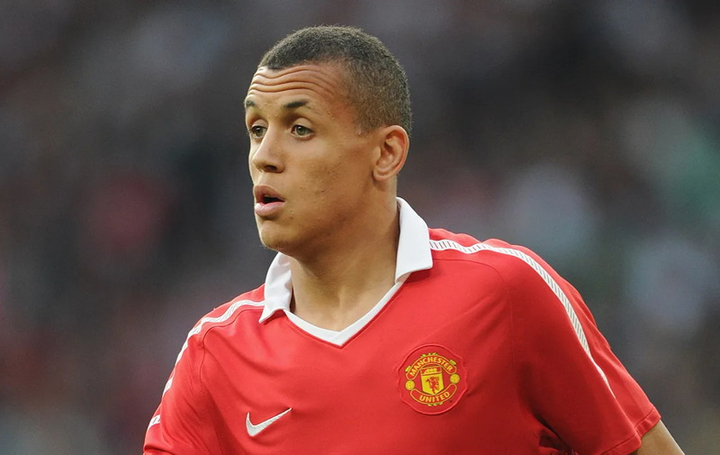 Ravel Morrison cùng lứa với Paul Pogba ở lò đào tạo Man Utd. HLV Alex Ferguson từng nhận xét anh là một trong những cầu thủ hay nhất ông từng gặp. Morrison sớm được ký hợp đồng chuyên nghiệp ở tuổi 17 và ra mắt ở Cúp Liên đoàn Anh mùa giải 2010/11. Tuy nhiên, hè 2012, Man Utd cắt hợp đồng của cầu thủ này vì đạo đức kém và tác phong không chuyên nghiệp. Ravel Morrison khoác áo hơn 10 CLB nhưng không đạt dấu ấn nào. Các HLV đều ấn tượng với tài năng của Morrison nhưng không thể kiểm soát nổi cách ứng xử của cầu thủ này.