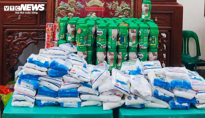 Hàng trăm cân đường, hộp sữa được biếu trong lễ mừng thọ của người dân làng Lim.