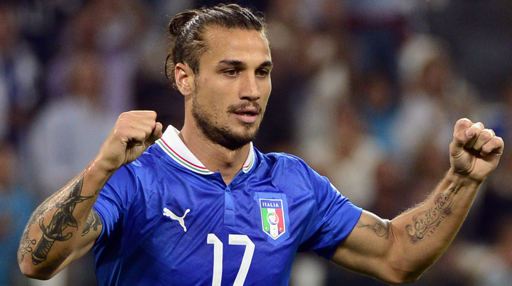 Năm 2013, Southampton ký hợp đồng với Dani Osvaldo với giá kỷ lục của CLB là 15 triệu Bảng. Đội bóng Anh kỳ vọng chân sút của đội tuyển Italy sẽ nâng tầm đội bóng này. Tuy nhiên, điều người ta nhớ nhất về anh là những vấn đề cả trong lẫn ngoài sân cỏ. Đầu tiên là án treo giò 3 trận do Osvaldo có hành vi bạo lực trong trận gặp Newcastle. Tiếp đến, anh nhận án kỷ luật nội bộ do đánh nhau với đồng đội Jose Fonte trên sân tập. Sau nửa mùa, Southampton để Osvaldo trở lại Serie A.