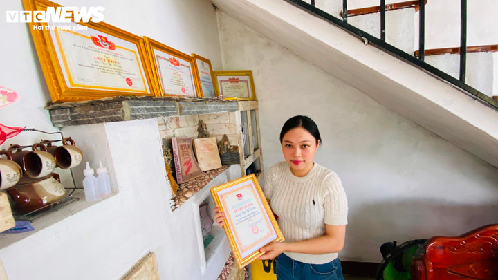 Diễm bên những tấm giấy khen ghi nhận thành tích trong học tập cũng như tham gia công tác Đoàn.