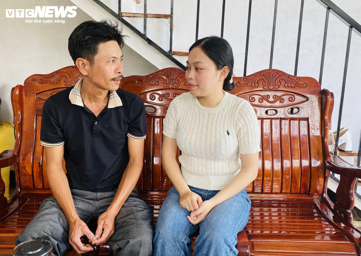 Ông Sơn động viên, dặn dò Diễm trước ngày lên đường nhập ngũ.