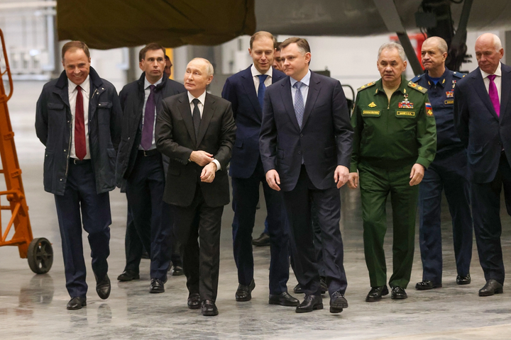 Tháp tùng ông Putin đến Gorbunov Kazan còn có Bộ trưởng Quốc phòng, Đại tướng Sergei Shoigu; Phó Thủ tướng Denis Manturov, đồng thời là Bộ trưởng Thương mại và Công nghiệp; Giám đốc điều hành Tập đoàn Rostec Sergey Chemezov.