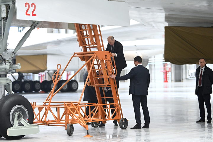 Tổng thống Putin kiểm tra máy bay ném bom chiến lược mới của Nga - 3