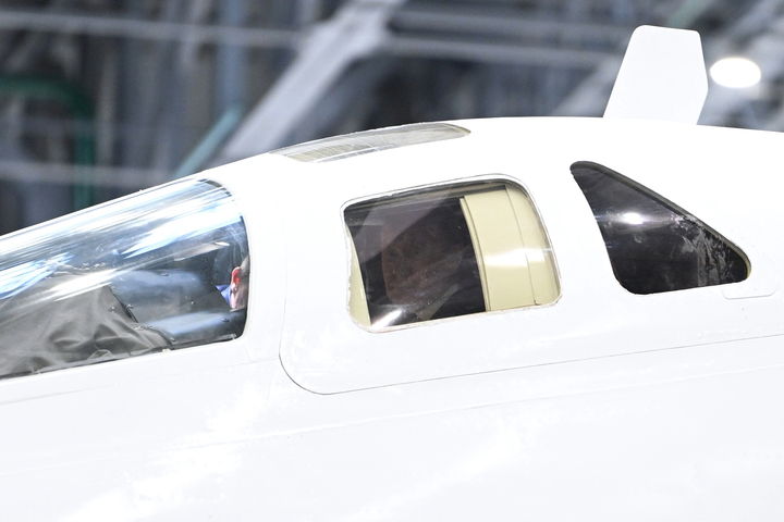 Tổng thống Nga Putin kiểm tra buồng lái chiếc Tu-160M mang tên Mintimer Shaimiyev.