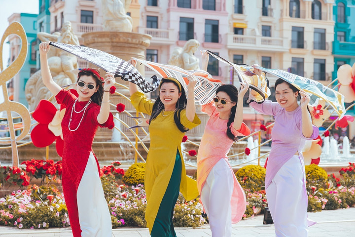 Gần nửa triệu lượt khách 'cập bến' Grand World trong kỳ nghỉ Tết Nguyên đán 2024 - 2