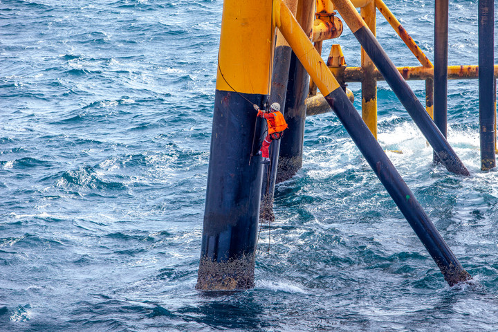 Khảo sát chân đế tại mỏ Bạch Hổ. (Ảnh: Nguyễn Trường Sơn)