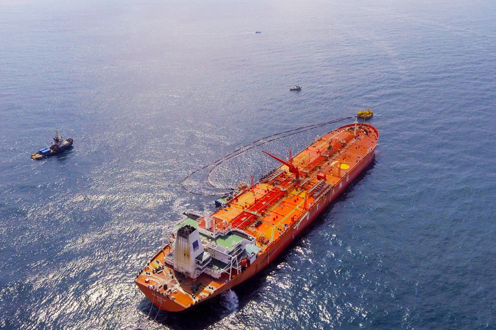 Nhập dầu thô tại phao SPM - nguyên liệu đầu vào cho Nhà máy Lọc dầu Dung Quất