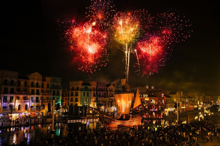 Đại nhạc hội và pháo hoa chào Tết đã giúp hàng vạn du khách đón một năm mới sôi động.