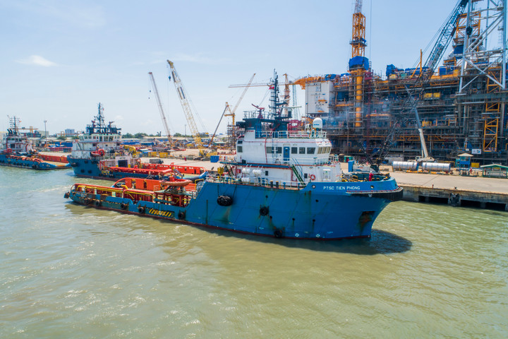 Tàu dịch vụ của PTSC.