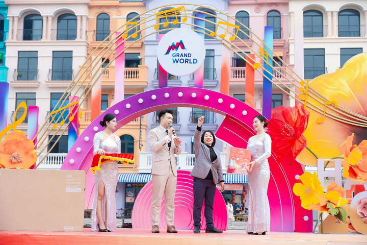 Sự kiện “Tết mới, tới là có quà” mang tới may mắn đầu năm cho nhiều du khách đến với Grand World.