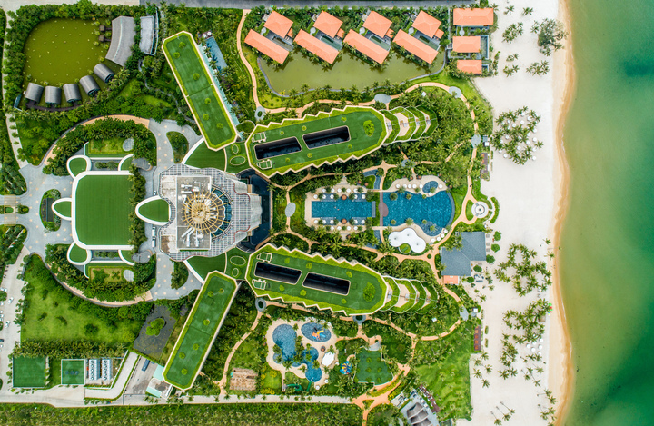 Khu nghỉ dưỡng InterContinental Phu Quoc Long Beach sở hữu các lựa chọn phòng nghỉ đáp ứng mọi nhu cầu của gia đình, sáu nhà hàng và quán bar, không gian tổ chức sự kiện trong nhà và ngoài trời linh hoạt cùng vô vàn tiện ích cho gia đình, biến nơi đây trở thành địa điểm cưới lý tưởng dành cho các cặp đôi tại đảo Ngọc.
