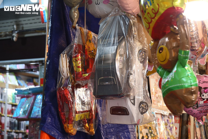 Chủ các tiệm vàng mã cho biết, phải chờ đến dịp Rằm tháng Bảy họ mới tiếp tục nhập những loại vàng mã “khủng này về bán.