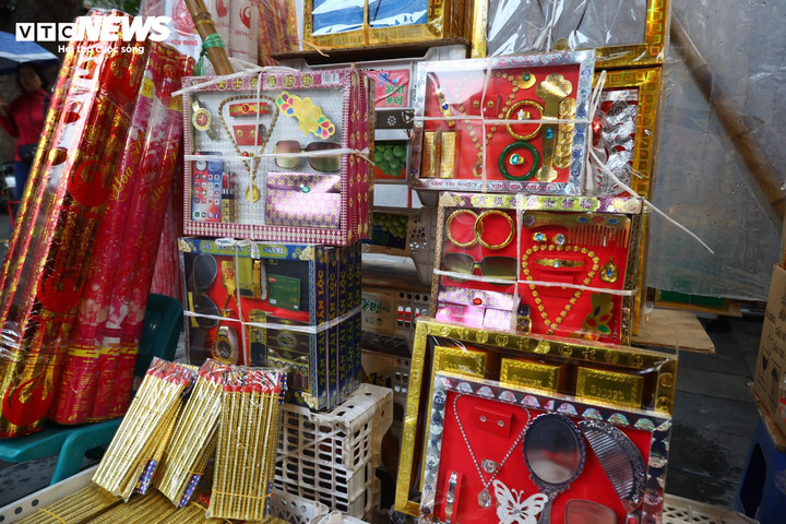 Chính vì vậy, các cửa tiệm bán vàng mã tại đây không nhập thêm nhiều đồ mới. “Hơn nữa, nhu cầu về vàng mã của người dân gần đây dường như đã thay đổi. Các đồ vàng mã cỡ lớn như nhà lầu, xe hơi… ít được người tiêu dùng quan tâm hơn. Tôi nhập 2 căn nhà 3 tầng loại lớn, giá bán khoảng hơn 200.000 đồng vào giữa năm ngoái, vậy mà đến dịp Tết mới bán được. Nên giờ tôi tạm không nhập nữa", chủ một cửa tiệm vàng mã khác cho biết.