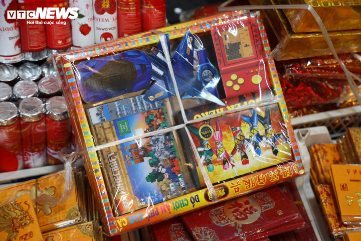 Chị Thanh Thủy (Đống Đa, Hà Nội) cho biết: “Tôi chỉ mua một ít tiền vàng để làm lễ hóa vàng cúng gia tiên, thổ địa". Các loại vàng mã lớn như nhà, xe, ngựa.. chỉ thích hợp để dùng trong các dịp lễ tạ đất hoặc dâng sao giải hạn”.